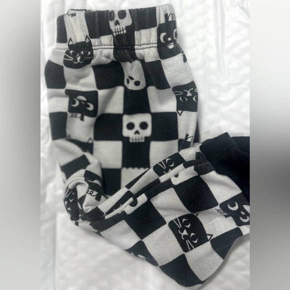 💫NWT Cat&Jack Two Piece with pumpkin and skeleton checkered set - Picture 6 of 8